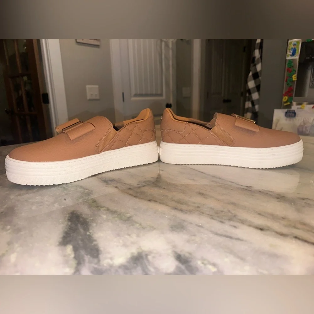 NWT Joy Size 8 Women's Tan Slip-On Platform Sneakers‎ with Bow